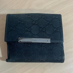 Gucci black trifold wallet in good condition